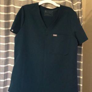 Figs medium scrub top